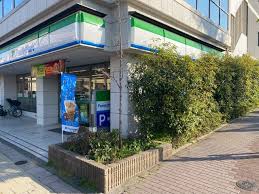 コンビニ　ファミリーマート板橋三丁目店（コンビニ）まで79m