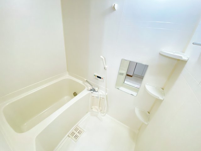 バス・シャワールーム　別部屋反転間取のお写真になります。参考にご覧くださいませ。