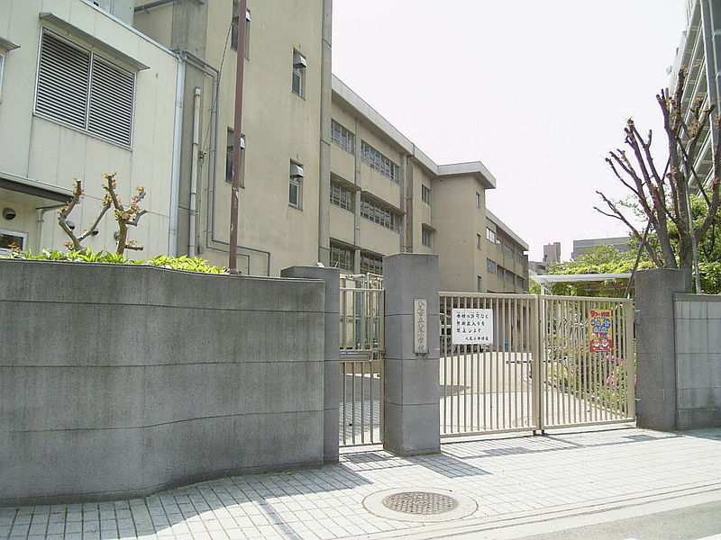 小学校　八尾市立八尾小学校（小学校）まで455m