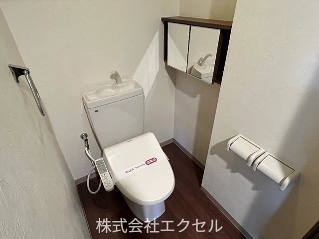 トイレ　鏡付きの収納棚完備の温水洗浄便座のトイレ♪