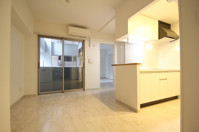 居室・リビング　同物件別号室のものです。