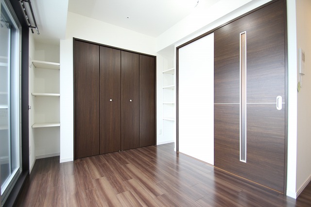 居室・リビング　同物件別室です。