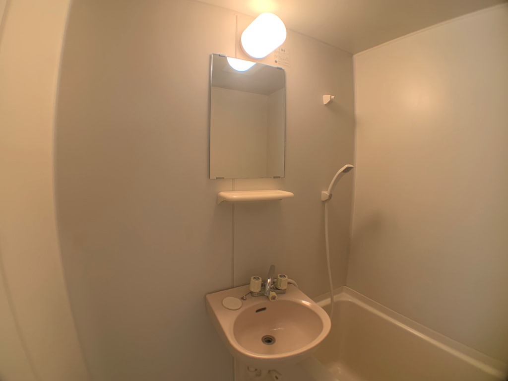 洗面設備　浴室内に洗面台あり！