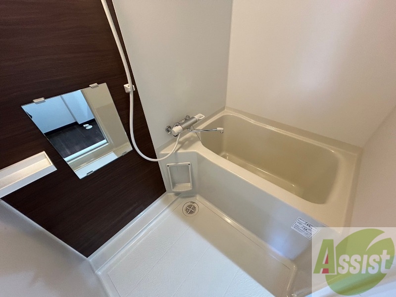 バス・シャワールーム　バスルームは狭すぎず、シャワーも浴びやすそうです。