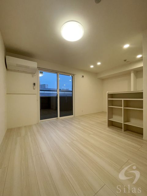 居室・リビング　同仕様　窓は腰窓タイプ