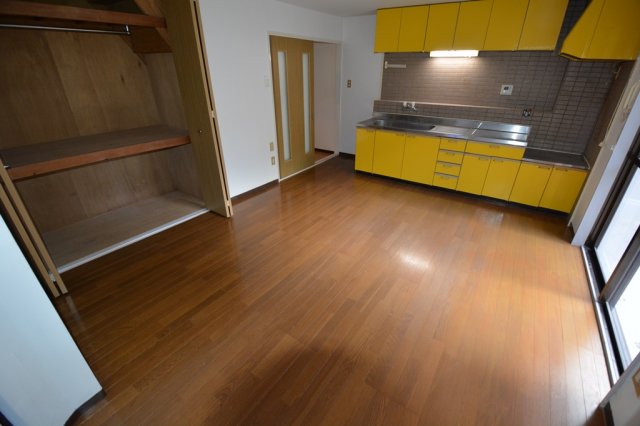 居室・リビング　壁付けキッチンでスペースを有効活用できます！