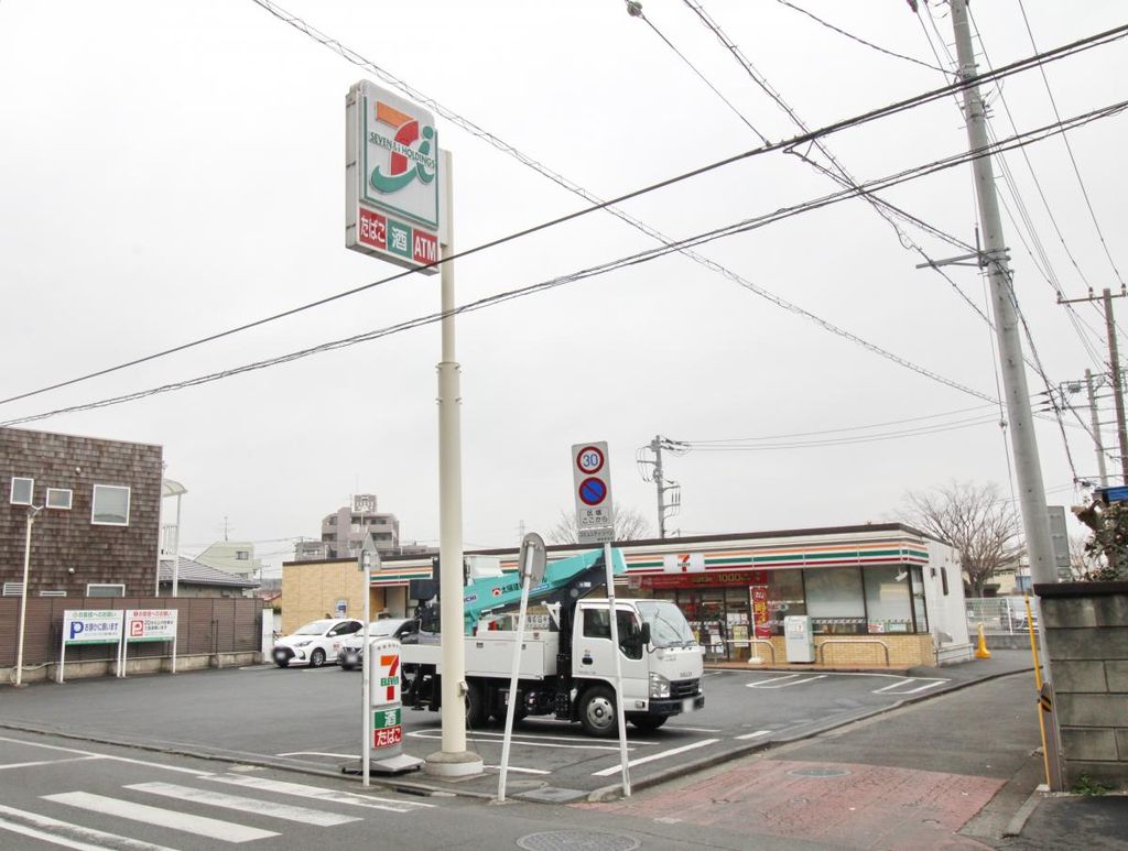 コンビニ　セブンイレブン（コンビニ）まで620m
