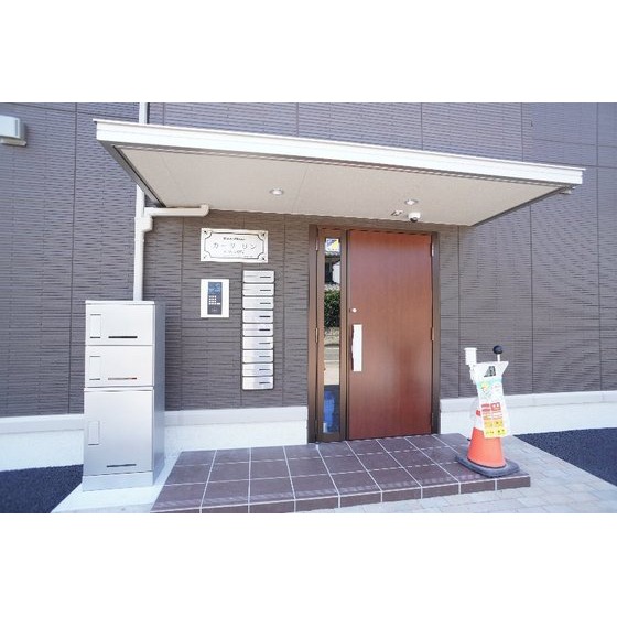 その他　共用エントランスにはオートロック、宅配ボックスあり