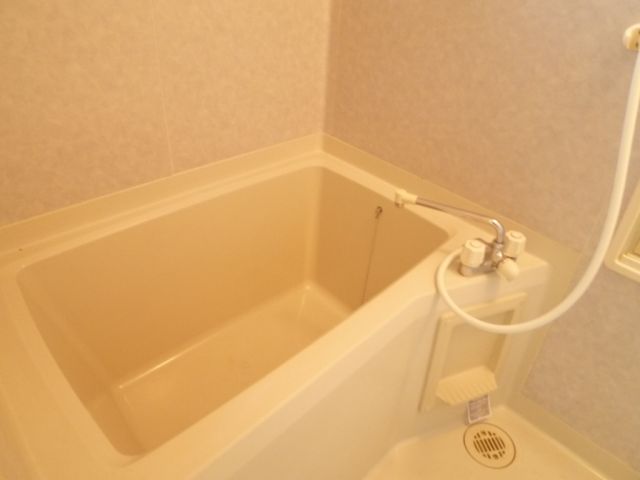 バス・シャワールーム　清潔感のある浴室です。