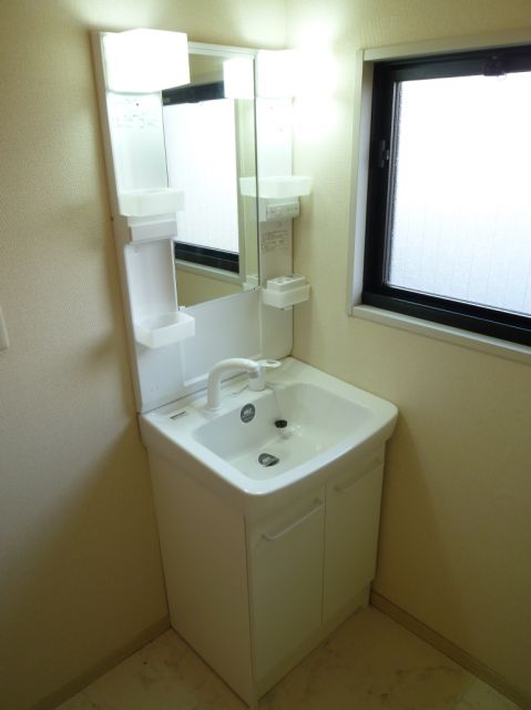 洗面設備　広くて使いやすい洗面台です。