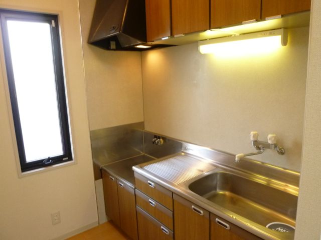 キッチン　窓が付いて換気に便利です。