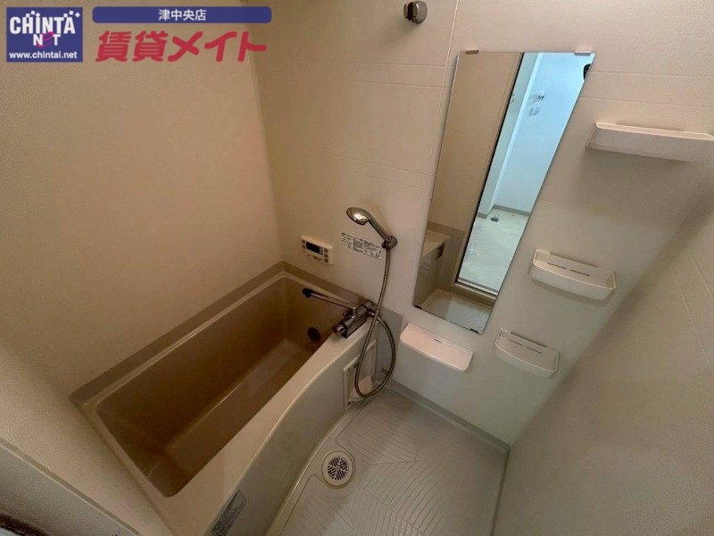 バス・シャワールーム　別部屋反転参考写真です。