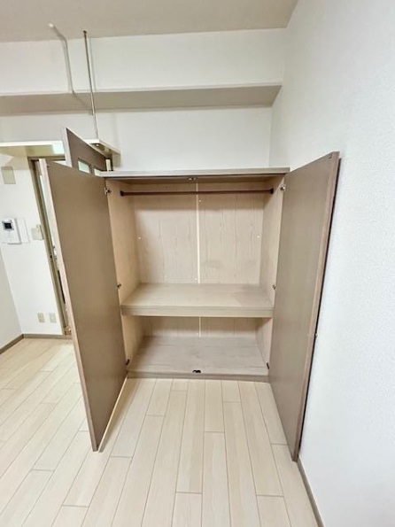 収納　※同建物の別のお部屋の写真です。