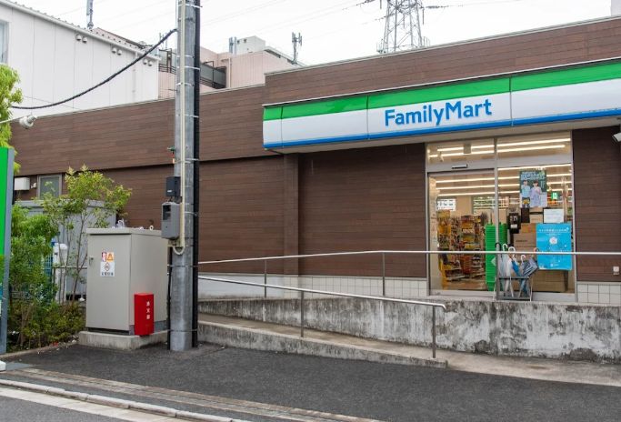 コンビニ　ファミリーマート板橋高島平団地前店（コンビニ）まで139m