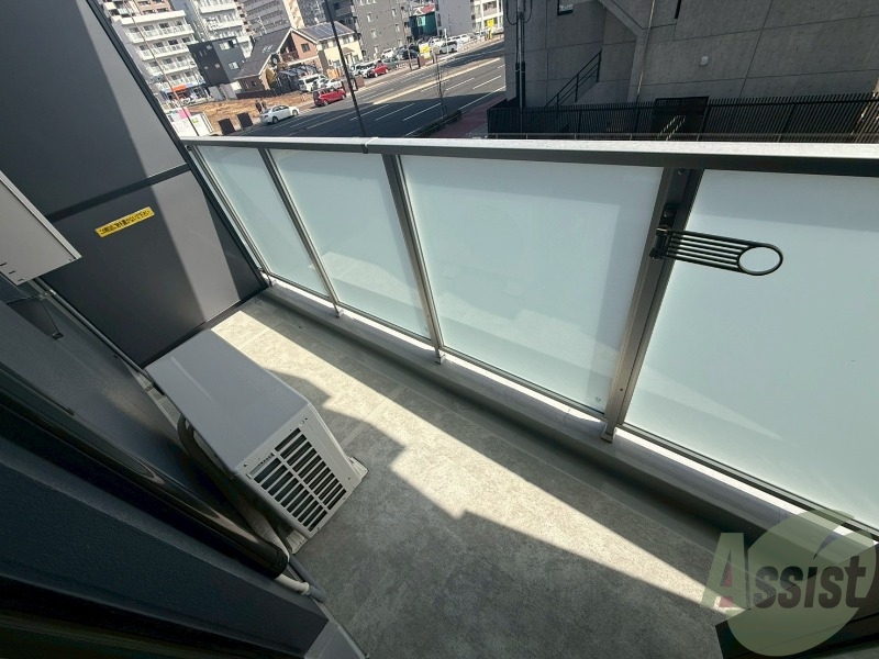 バルコニー　バルコニーは長さも幅もちょうどいい広さですね。