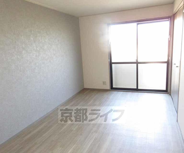 居室・リビング　デザインクロス付きの洋室です