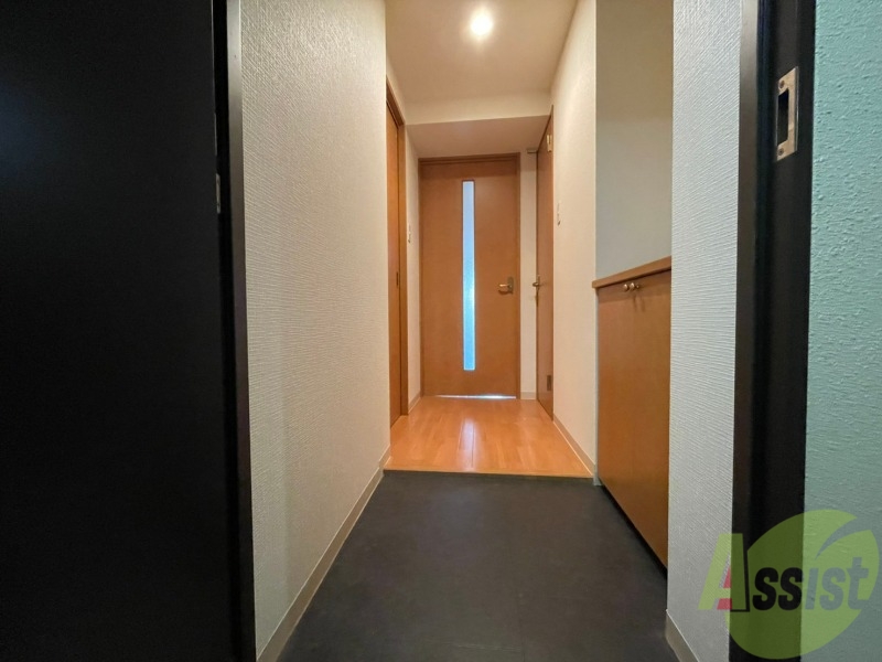 玄関　廊下の様子です。幅も狭くなく、利用しやすいですよ。