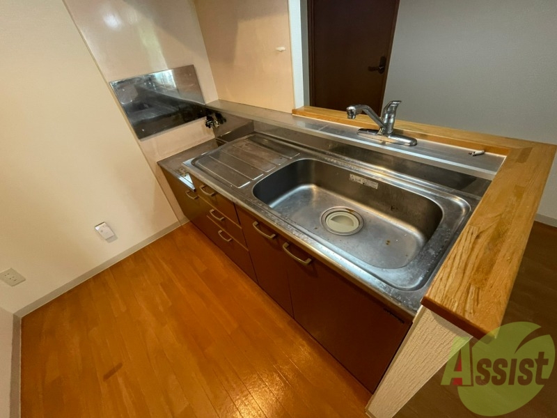 キッチン　シンプルなキッチンです。ガスコンロも設置できる仕様です。