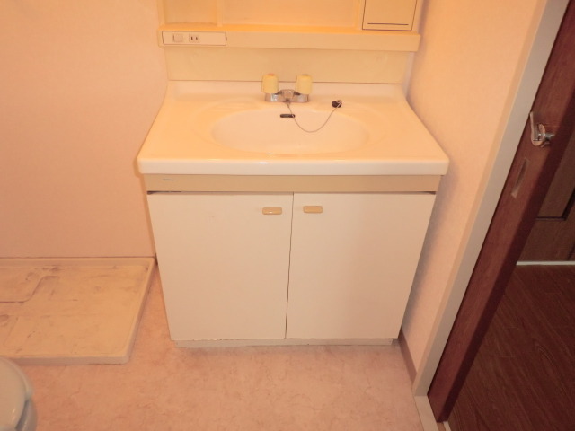 洗面設備　独立洗面台があるので朝の身支度も出来ますね。