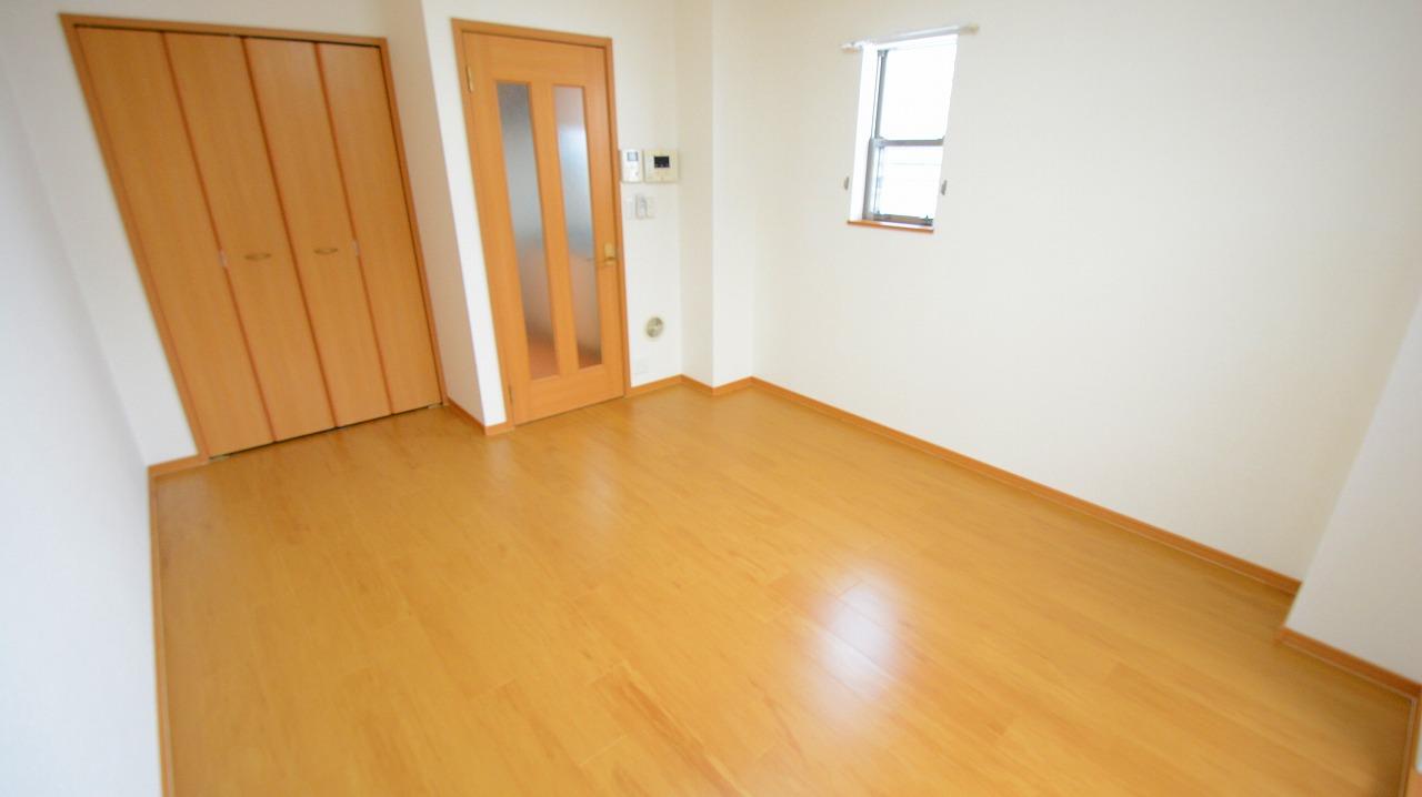 居室・リビング　エアコン付きで快適に過ごせます♪