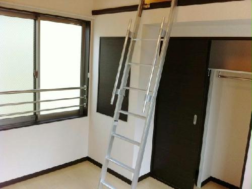 居室・リビング　床材や設備は号室によって異なります。