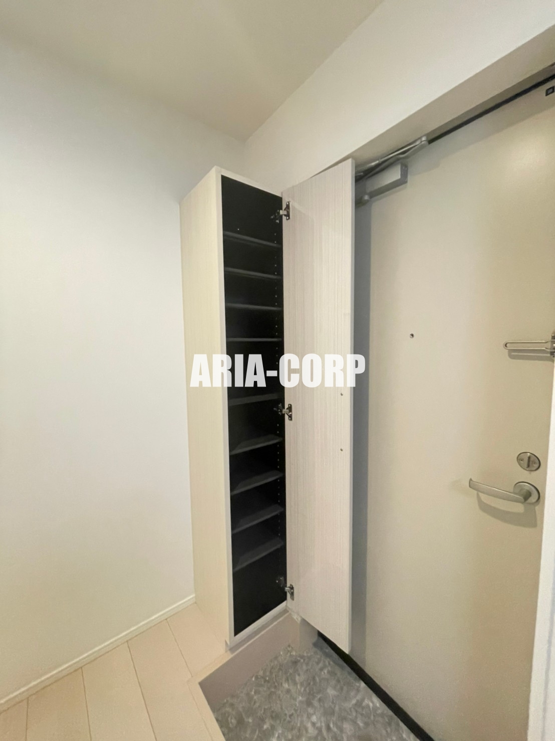 玄関　縦長のスリムなシューズBOX搭載です！