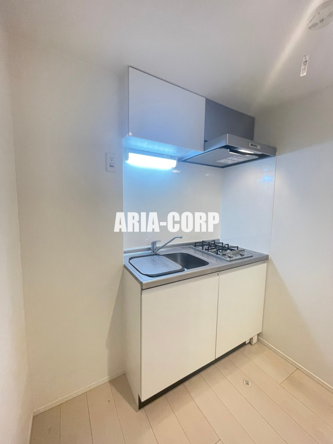 キッチン　人気の２口コンロ、お料理や洗い物時に役立つ補助プレート付です