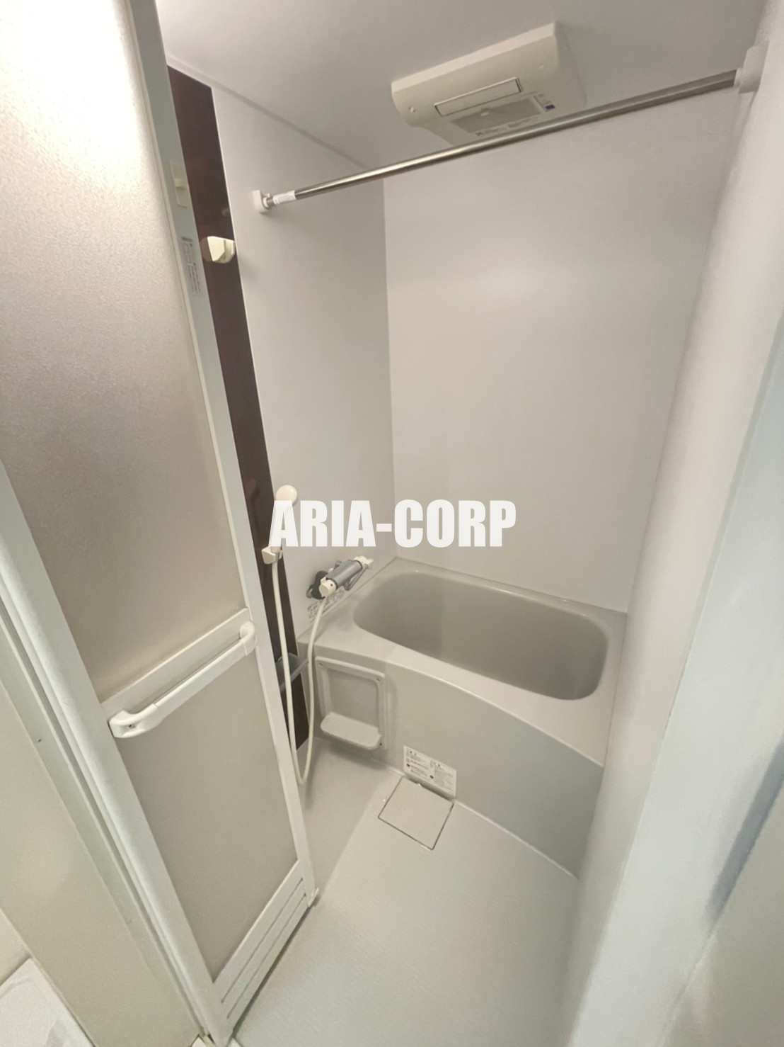 バス・シャワールーム　浴室乾燥機付き。カラーパネル採用でお洒落なバスルームです。