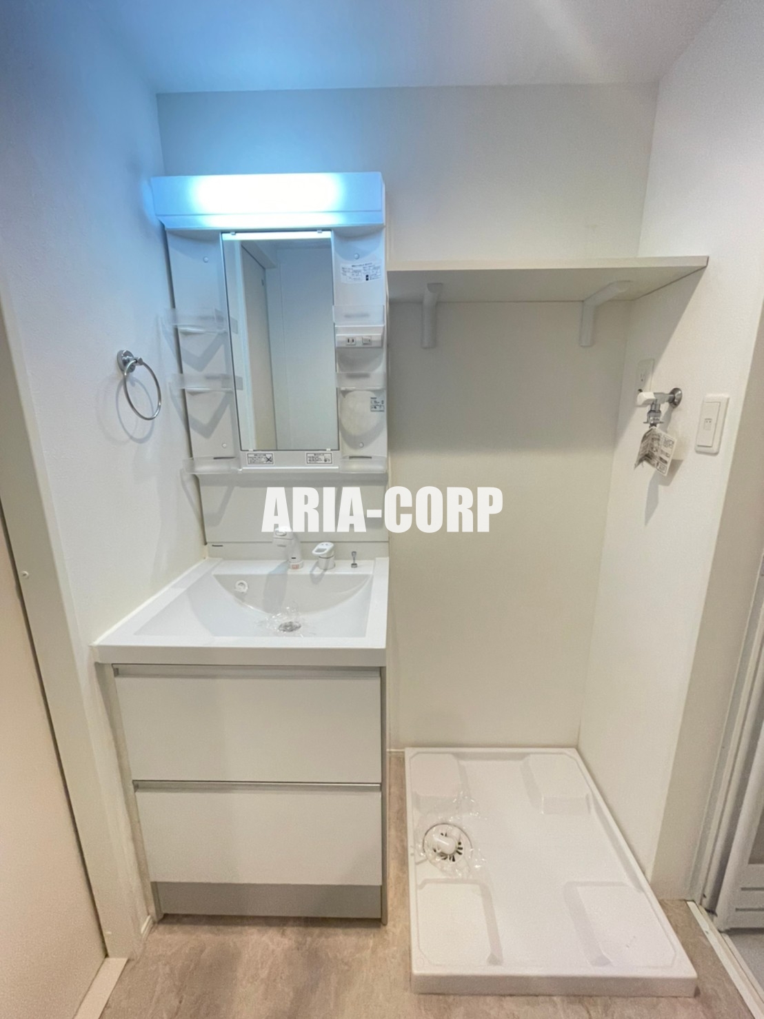 洗面設備　独立洗面台はシャワーヘッドタイプで洗髪や手入れに◎です