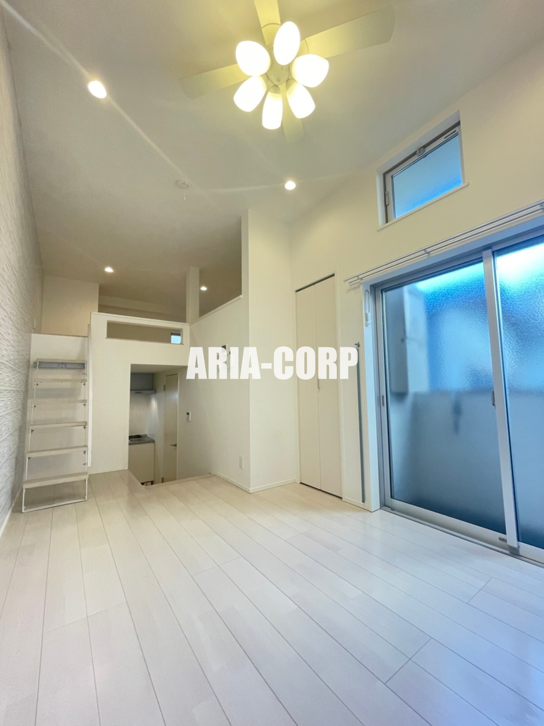 居室・リビング　天井高のある開放的な空間！角部屋で窓も多く明るいお部屋です