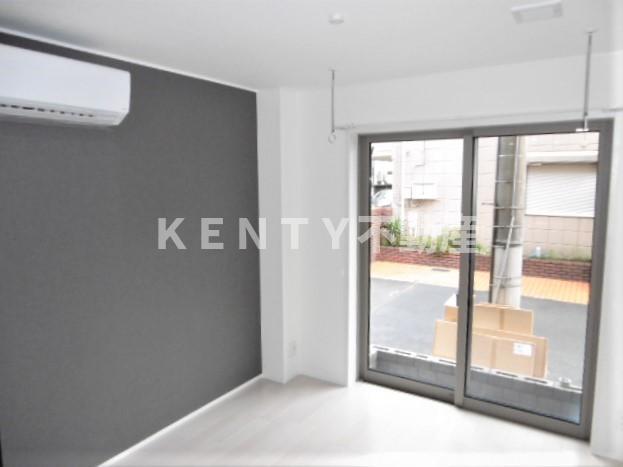 その他部屋・スペース　落ち着いた色調の寝室です