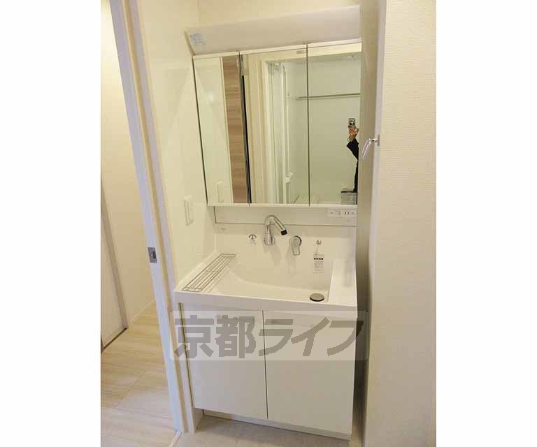 洗面設備　三面鏡の独立洗面台・