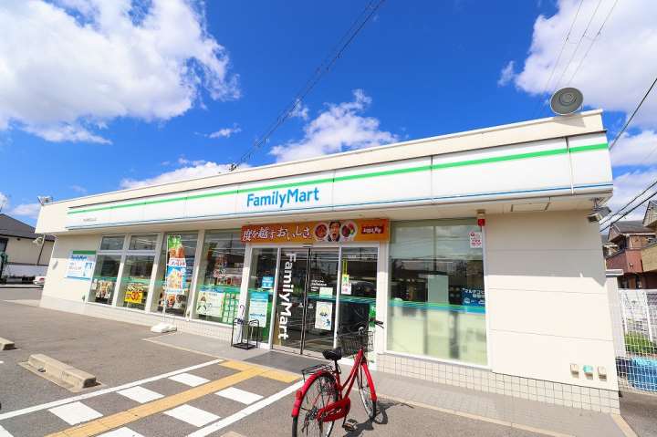 コンビニ　ファミリーマート（コンビニ）まで757m