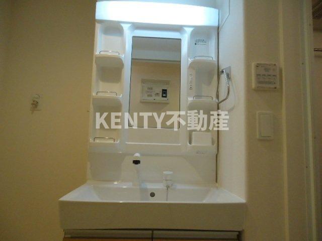 洗面設備　ゆったりとスペースのある洗面所