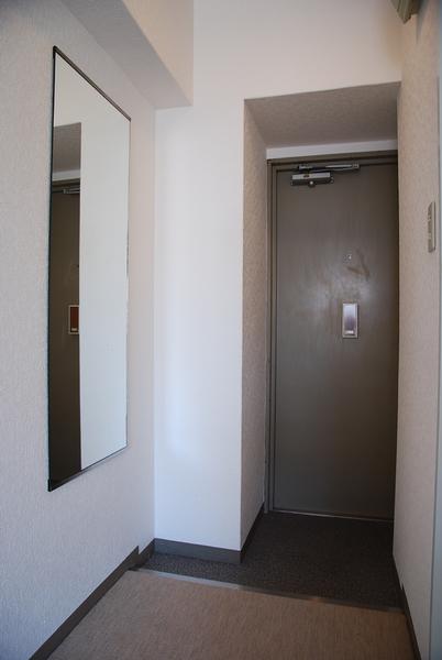 玄関　玄関に全身の映る鏡が完備です。