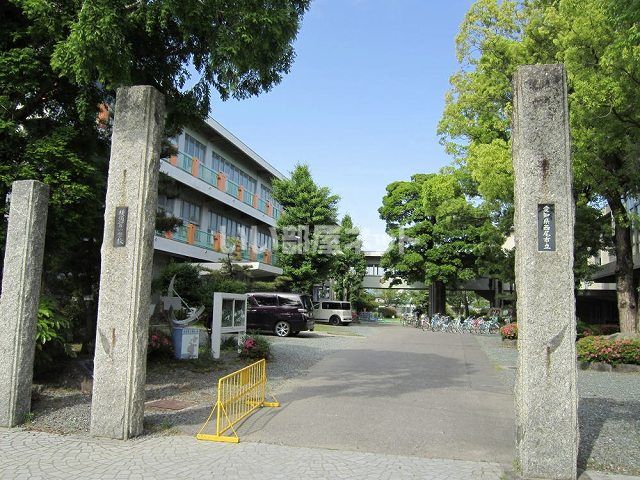 小学校　西尾市立横須賀小学校（小学校）まで581m