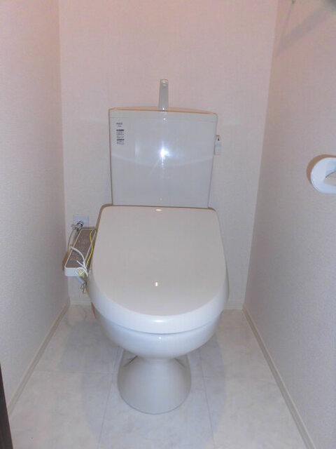 トイレ　２０３　温水洗浄暖房便座