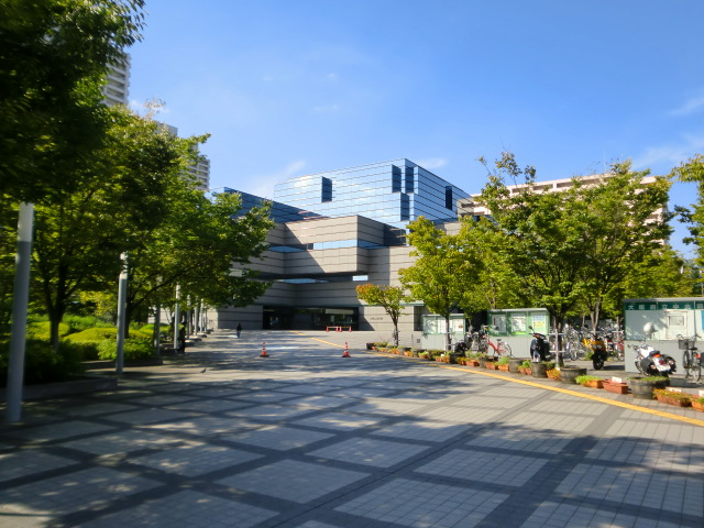 図書館　府立中央図書館（図書館）まで400m