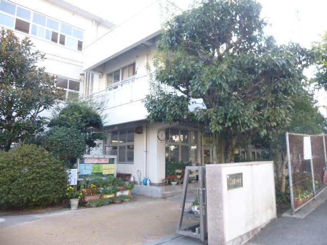 中学校　長崎市立滑石中学校（中学校）まで1354m