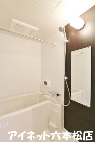 バス・シャワールーム　ＴＶ付きのバスルームです。