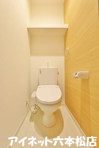 トイレ　うれしいウォシュレット付きです。