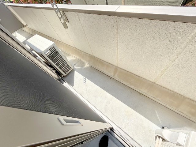 バルコニー　※同建物の類似写真となります。外からの目が気にならないバルコ