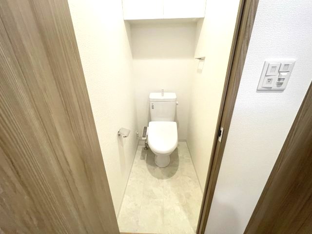 トイレ　イメージとして同建物他部屋を表示しています