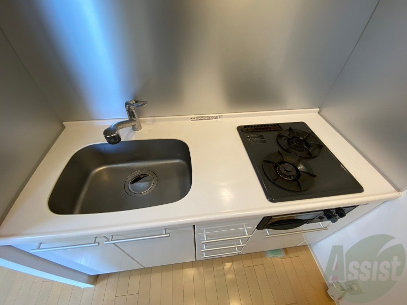 キッチン　システムキッチン完備で３口ついているので料理もできます！