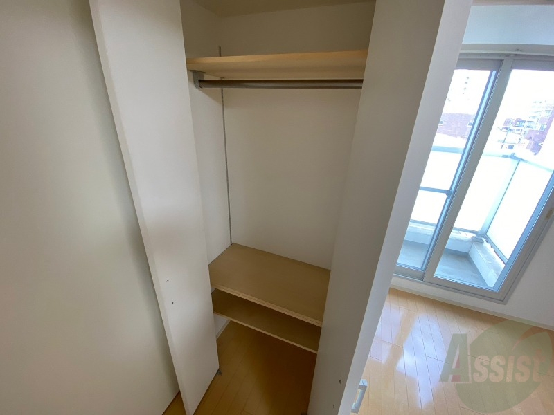 収納　こちらの収納にはハンガーをかけて服もしまえますね。