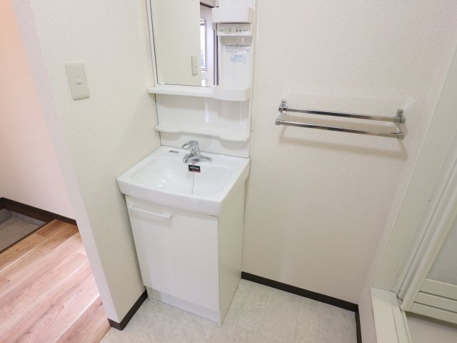 洗面設備　明るい洗面所です