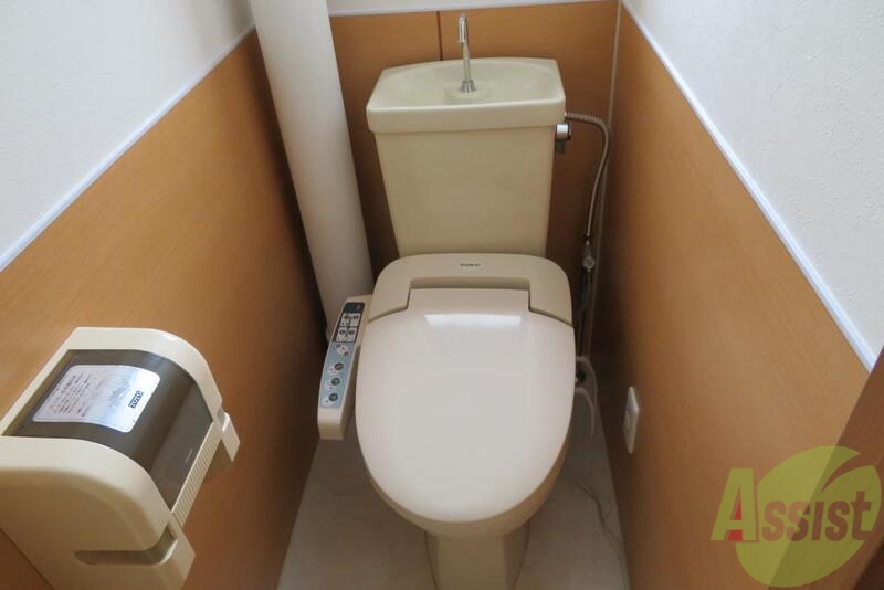 トイレ　温水洗浄機能付きで、快適ですね。