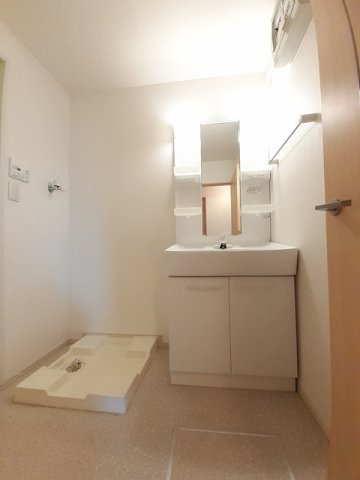 洗面設備　ゆったりとスペースのある洗面所