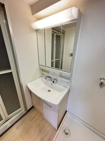 洗面設備　ゆったりとスペースのある洗面所