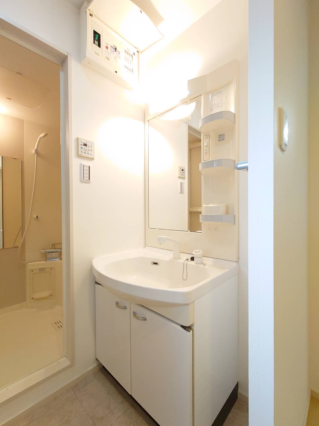 洗面設備　シャワー付洗面台